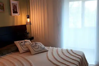 Image de chalet avec véranda et piscine