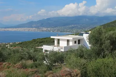 Image de Villa individuelle de luxe avec piscine privée chauffée et vue imprenable sur la mer.