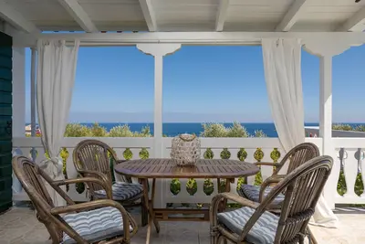 Image de Cottage de charme avec piscine privée et vue magnifique sur la mer!