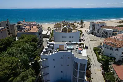 Image de Appartement en deuxième ligne de la plage avec 2 chambres, balcon et jacuzzi commun avec vue sur la baie de Roses