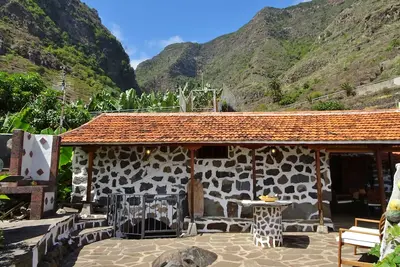 Image de Belle maison en pierre avec terrasse et dans un endroit isolé