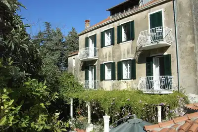 Image de villa méditerranéenne avec grand jardin