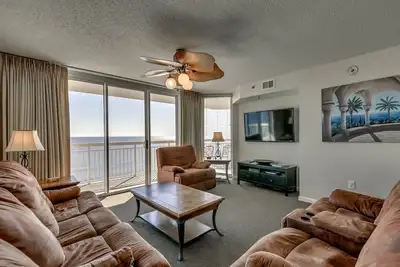 Image de Crescent Shores, Condo 4 Chambres sur la Plage, Bain à Remous et Connexion Wi-fi Gratuite!