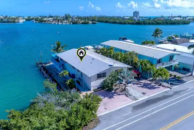 Image de Bord de l'eau avec vue à 270 degrés, Cabana Club