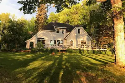 Image de Réflexions nordiques sur la rive ouest du lac Gogebic