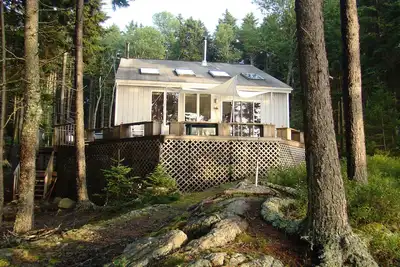 Image de ĂŽLE unique vivant hors de la grille - chalet au bord de l'eau