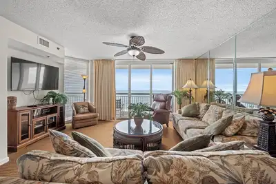 Image de Crescent Shores, Condo 3 Chambres sur la Plage, Bain à Remous et Connexion Wi-fi Gratuite!