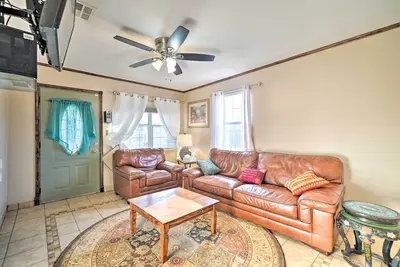 Image de Oklahoma City House w / Yard - 10 minutes du centre-ville!