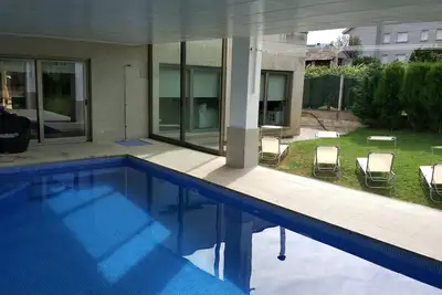 Image de Maison design avec piscine.