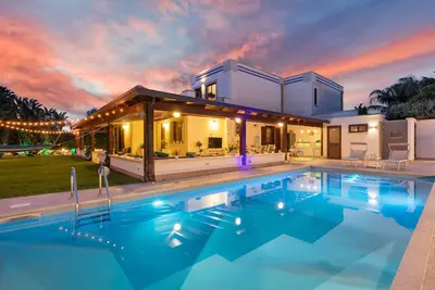 Image de Villa neuve avec piscine, jardin et tennis de table, à deux pas de la mer