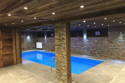 Image de Chalet Luxe Piscine Sauna Jacuzzi Au Bord Des Pistes De Ski Centre Du Village