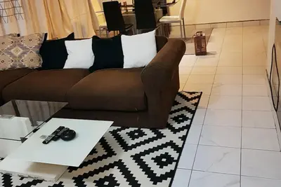 Image de Bien situe en face du domicile du gouverneur, calme et très accueillant
