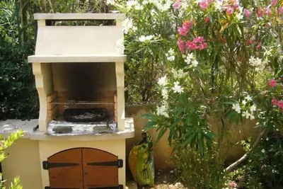 Image de Vue mer, jardin avec barbecue, climatisation, piscine.