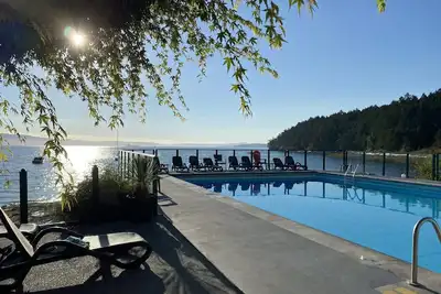 Image de Condo En Bord De Mer ~ Auberge de la Mer - Piscine et bain bouillonnant