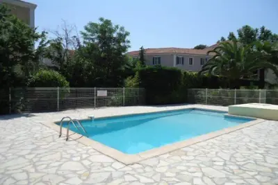 Image de Piscine, bord de mer, grande terrasse aménagée.