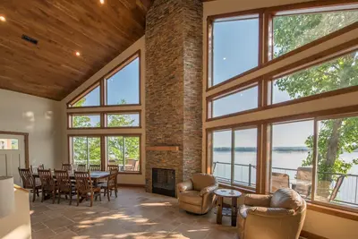 Image de Villa de luxe de 7 chambres au bord du lac. 18 personnes! Près des Great Smoky Mountains