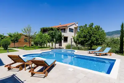 Villa Buble - Charmante villa avec piscine près de Trogir et à 60 mètres de la mer