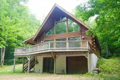 Image de Log Cabin avec bain Ă remous - Parfait pour des vacances en famille et des escapades de groupe!