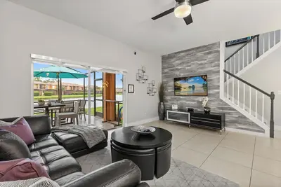 Image de Moderne, à 10 minutes de Disney * Pas de frais de service * Netflix / WiFi gratuit * Location de poussettes