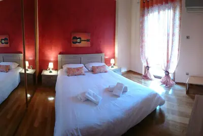 Image de \"Un appartement moderne, confortable et rénové vous attend au coeur d'Athènes.
