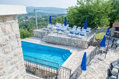 Grande piscine, terrasses ensoleillées, vue mer et montagne, mer à 2 km, famille