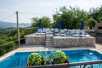 Parfait pour 12 personnes, à 2 km de la mer, terrasses ensoleillées, vue sur la mer, piscine, 3 unités séparées