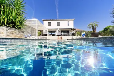 Image de Villa avec piscine pour les connaisseurs exigeants
