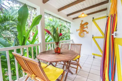 Image de Bungalow coloré niché dans un jardin tropical, proche mer : Gîte de Charme