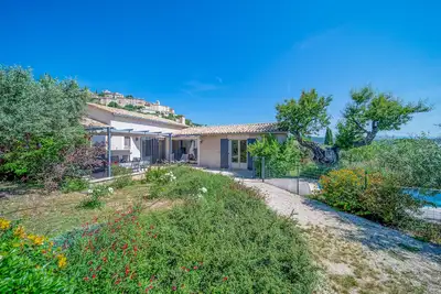 Image de Maison neuve, lumineuse, avec piscine privative chauffée au coeur de la Provence