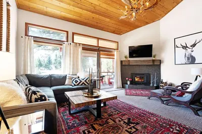 Image de 3 Bath Luxury Town-Home - Élégant - Central - Sur la navette gratuite Line-Top Classé!