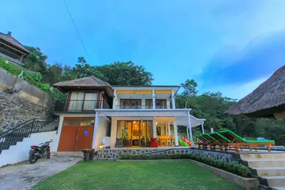 Image de Rinisha Rumah Senja, petit déjeuner gratuit et spectaculaire coucher de soleil sur la mer, Lovina Bali