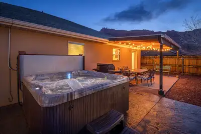 Image de Maison privée avec bain à remous privé - Foyer - Jardin clôturé - Vues - Piscine commune