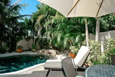 Image de Cadre tropical et piscine chauffée de style lagon à \"Votre propre oasis\"