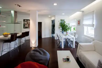 Image de Suite Zen & Art: famille et amis amicaux et chaleureux intérieur à espace ouvert moderne