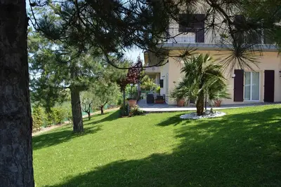 Villa entourée par les vertes collines des Marches à seulement 10 minutes de la mer