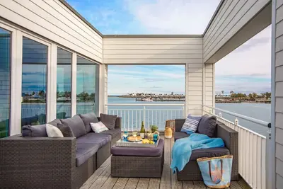 Image de Villa baignée de lumière avec grande terrasse, front de mer direct, espace bien-être