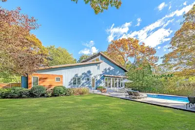 Image de Retraite paisible dans une maison d'architecte immaculée avec piscine extérieure
