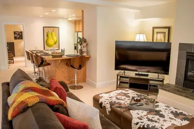 Image de Condo haut de gamme avec accès à la piscine Zenergy et au garage privé