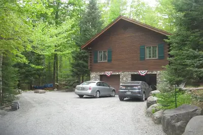 Image de Maison en bois rond confortable nichée dans les magnifiques Adirondacks