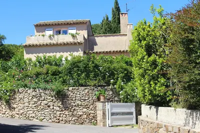 Image de Sainte Maxime: Maison avec jardin sur la CĂ´te d'Azur. Terrasse avec solarium.