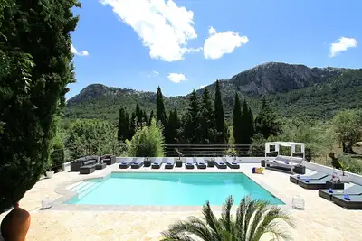 Image de Maison de vacances avec grande piscine, 6 chambres avec A \/ C, Wi-Fi gratuit, lave-vaisselle