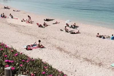 Image de F3 en rez chaussée à 50 metres de la plage