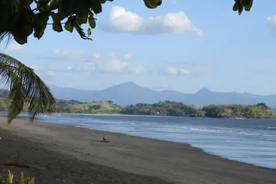 Image de Cabine confortable et moderne dans la jungle avec une vue magnifique sur la mer