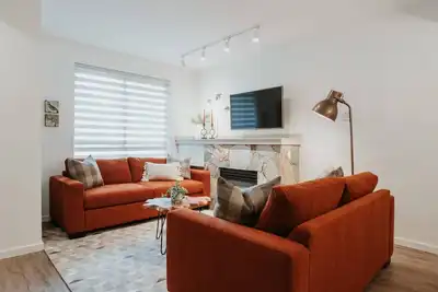 Image de Maison de ville spacieuse et bien située dans un quartier calme juste en face du village