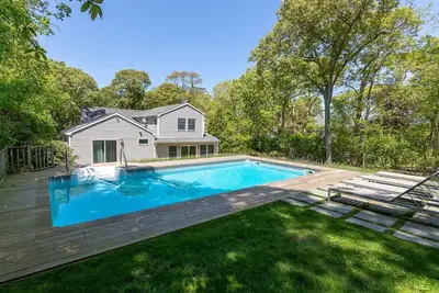 Image de Southampton Beach House, près de la baie de Peconic, piscine chauffée, grande cour arrière + priv��e, design nautique