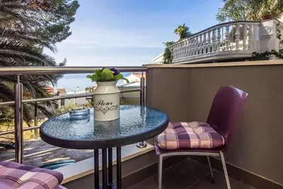 Image de Garçonnière avec la terrasse et la vue sur le mer Krilo Jesenice, Omis (As-13898-a)