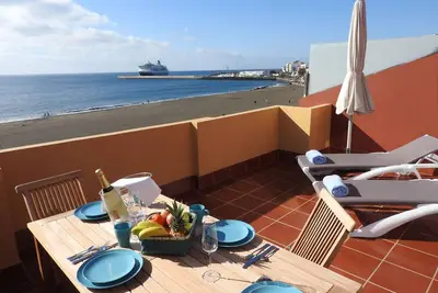Penthouse avec vue sur l'océan Ii. Front de mer Wifi et A / C. Terrasse privée de 23m2.