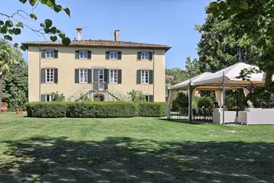 Image de Villa à San Concordio Di Moriano avec 6 chambres à coucher, 12 couchages