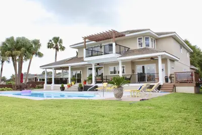 Image de Villa de luxe 5 Br avec piscine chauffée, quai, près de la plage, couchers de soleil!
