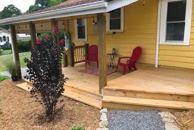 Image de Petite maison de campagne jaune près d'Asheville et de l'aventure